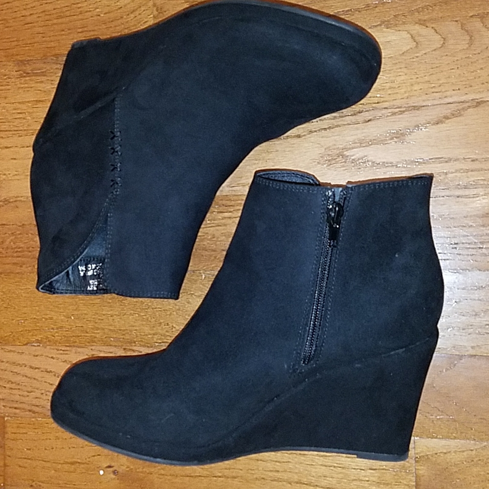 Rampage Black Micro Jesy Wedge Booties with inside zipper and outside designed